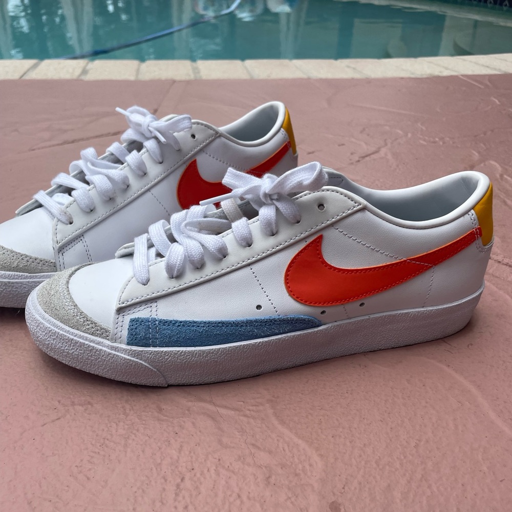 NIKE White/university gold/university blue/orange